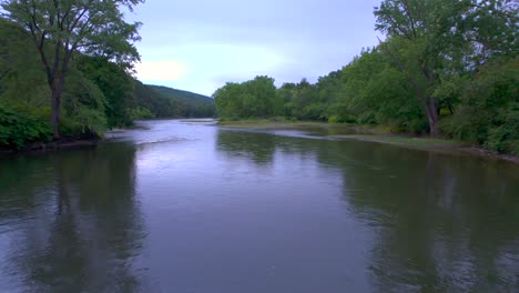 avión no tripulado flotando cerca del agua abriéndose a un claro del río susquehanna en pensilvania