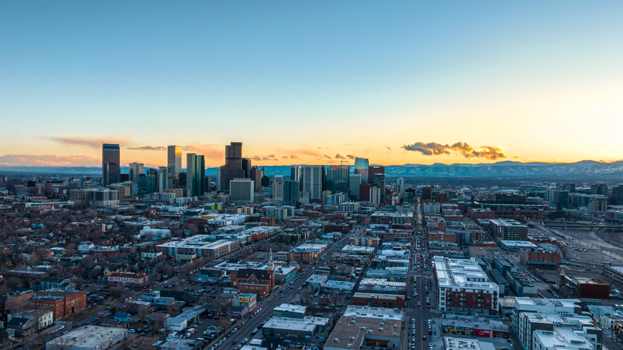 Drohnen-Hyperlapse bei Sonnenuntergang über dem River North Art District und Blick auf die Skyline von Denver