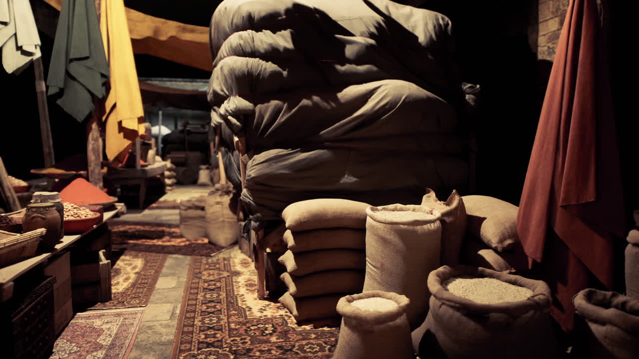 Scoprire l'atmosfera vivace di un antico bazar africano ricco di merci