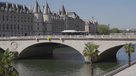 le pont saint-michel traversant la seine à paris france avec des touristes et de la circulation