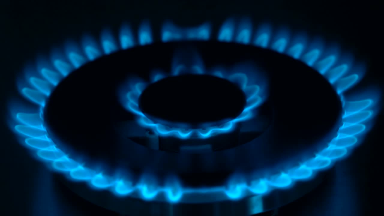 부에 있는 스토브에 가스가 불타오르는 경우: 가스를 태우는 두 개의 왕관