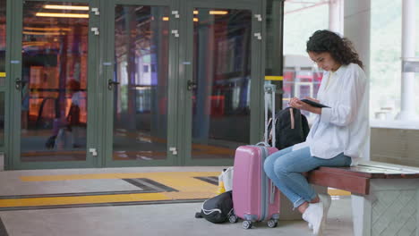 mujer esperando en una estación de tren