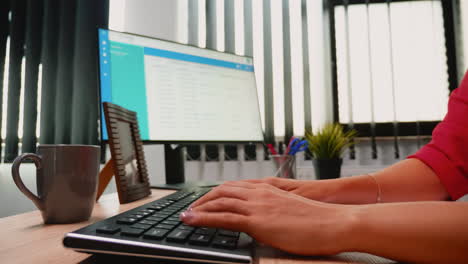 Dedos-De-Mujer-Trabajando-En-Un-Teclado-De-Computadora