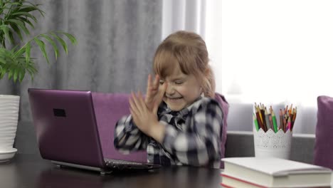 niña haciendo lecciones en línea usando computadora portátil digital. educación a distancia