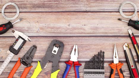 bits de perforación moviéndose uno por uno en la mesa con herramientas de construcción - hazlo tú mismo detener el movimiento