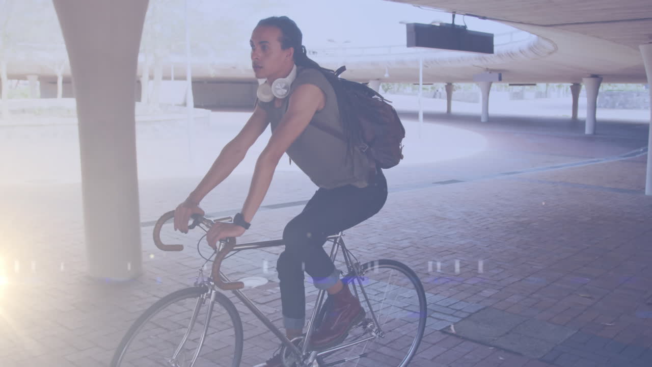 두 인종의 남자가 자전거를 타는 것에 대한 빛의 반점의 애니메이션