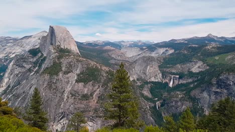 Toma-Estacionaria-De-Media-Cúpula-Y-Cascada-En-Un-Día-De-Verano-En-El-Parque-Nacional-De-Yosemite,-California,-Ee.uu.