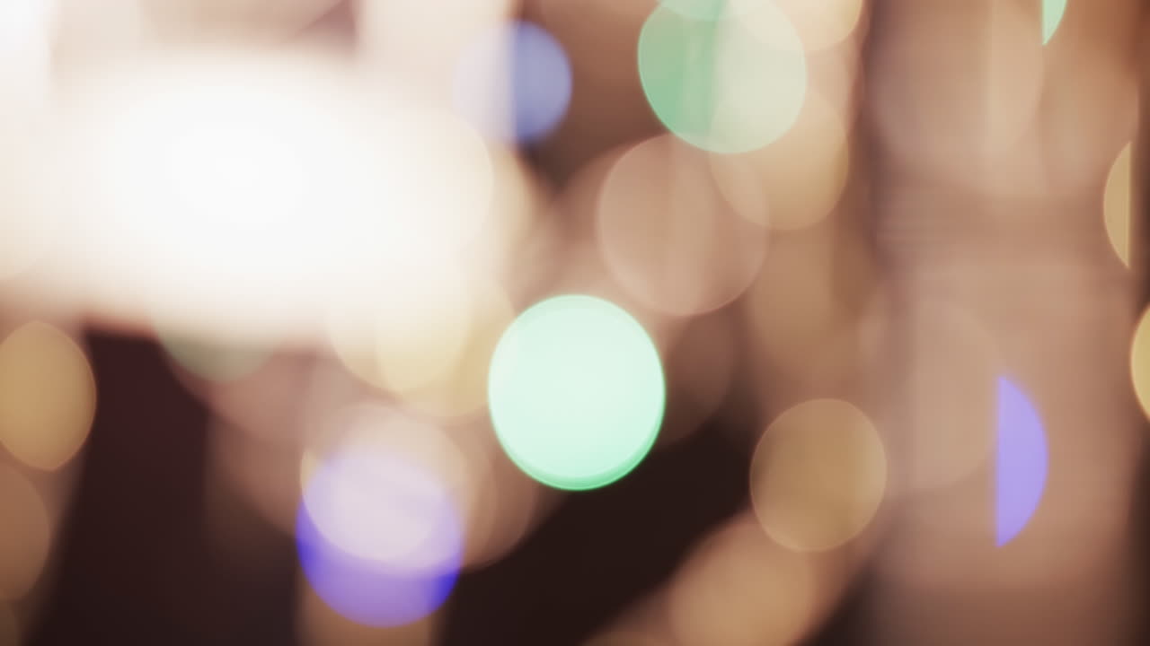 video de puntos de luz bokeh multicolores parpadeantes con espacio para copiar