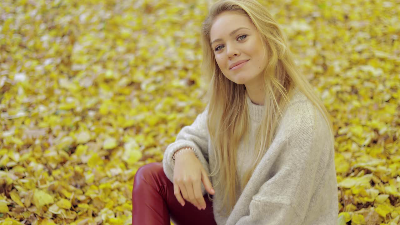 바닥에 앉아 사려깊은 여자