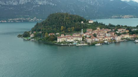 Aérea:-Pequeña-Ciudad-De-Bellagio-En-El-Lago-Como