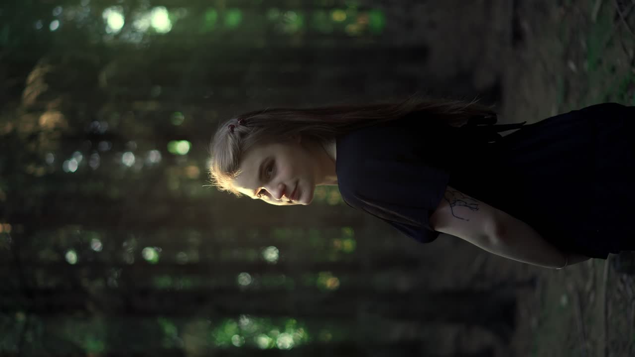 retrato vertical de una niña en el bosque