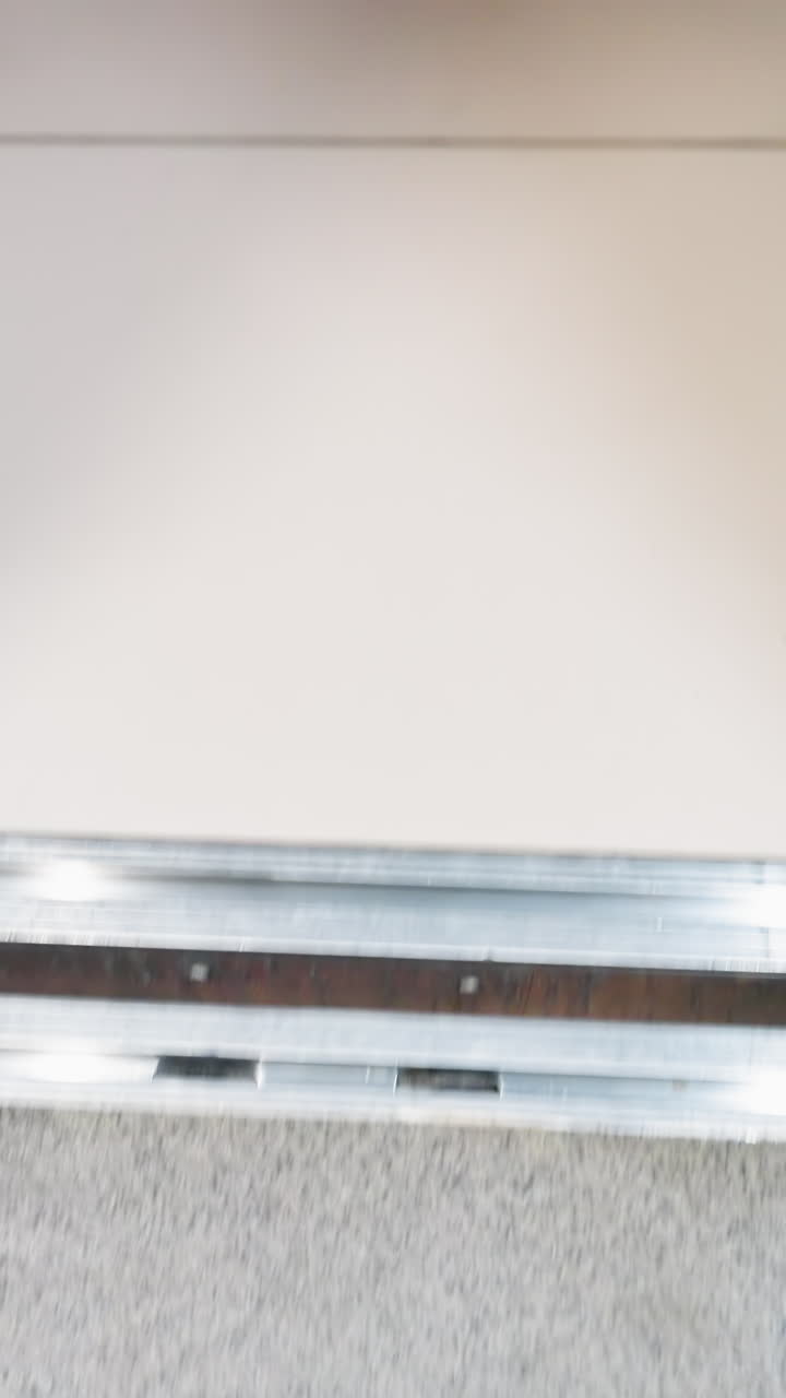 perspectiva en primera persona de una pierna con botas negras entrando en un ascensor, capturando el momento en que la persona entra. la imagen destaca la entrada del ascensor con su diseño moderno y elegante