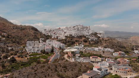 el pueblo blanco de mojácar durante el día