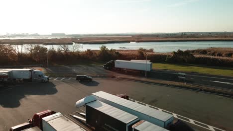 camiones que llegan a la parada de camiones o plaza de servicio entre nueva york y nueva jersey en imágenes aéreas i 95 4k