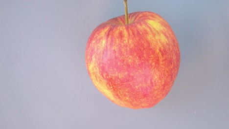 la manzana roja gira en un plato. comida. video.