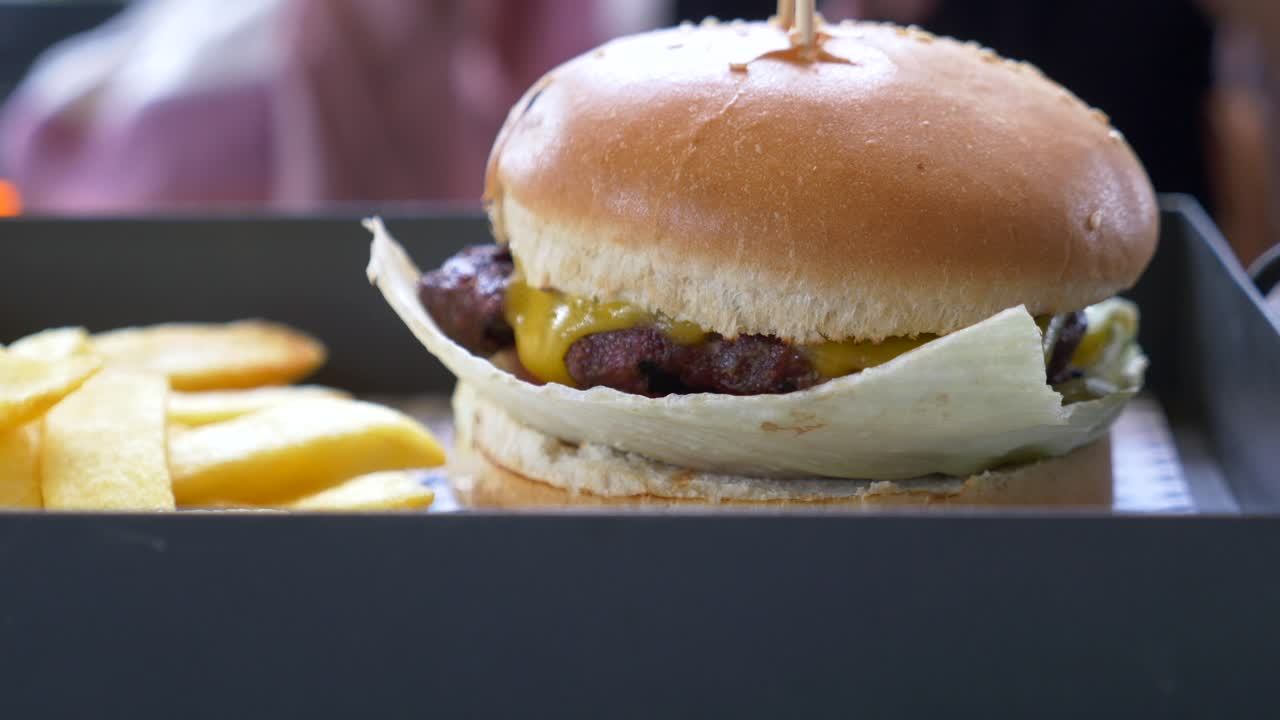 una deliciosa hamburguesa con queso y papas fritas