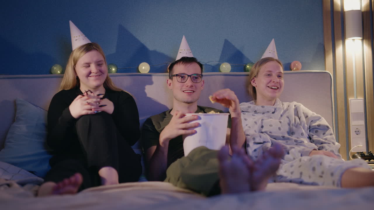 친구 들 이 집 에서 영화 를 보고 있다