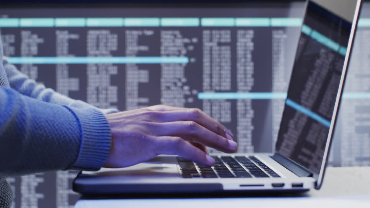 video de un hombre de negocios biracial usando una computadora portátil para procesar datos