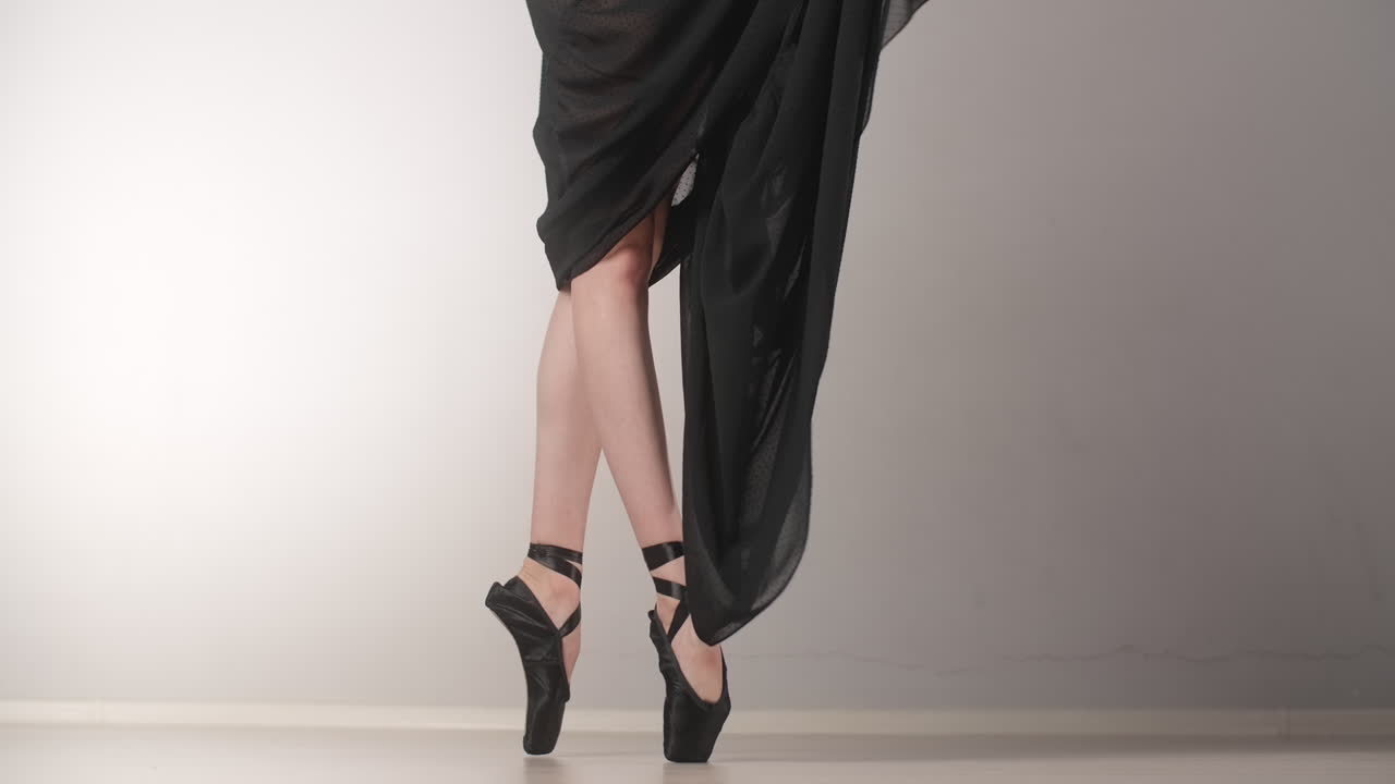 검은 옷을 입은 발레 댄서