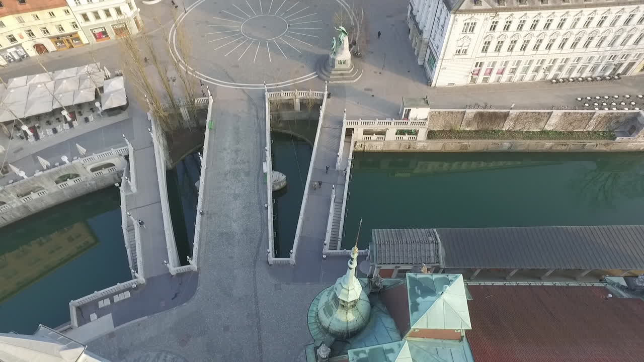 vista aérea de tromostovje, triple puente de liubliana sobre el río ljubljanica, centro de la ciudad.