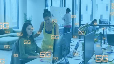 animación de textos 5g sobre diversas compañeras de trabajo discutiendo informes en el escritorio en la oficina