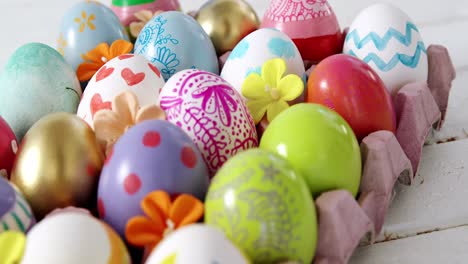 huevos de pascua pintados en el nido