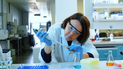 científica experimentando en el laboratorio 4k