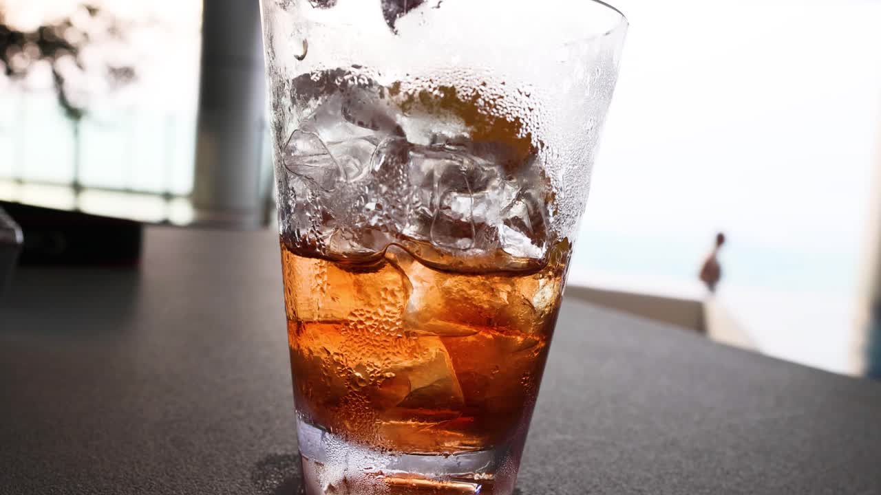 preparación de aperol spritz con telón de fondo de dubai