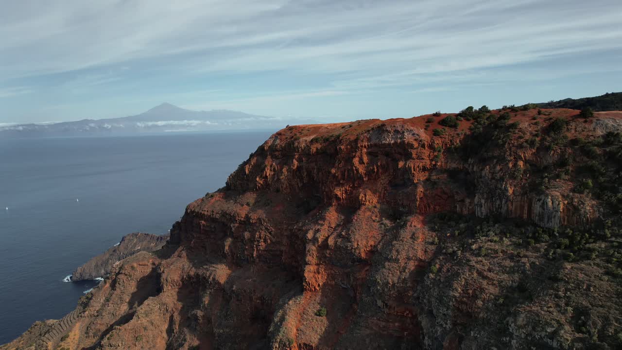 Veduta aerea del paesaggio di scogliere costiere e dell'oceano blu nelle Isole Canarie