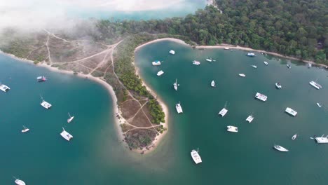 Vista-Aérea-Panorámica-Del-Alquiler-De-Barcos-De-Lujo-En-Noosa-Heads,-Queensland,-Australia