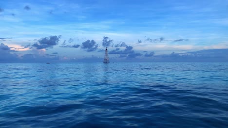 Breathtaking-clip-of-the-ocean-with-a-floating-lighouse-in-the-background-in-the-area-of-Alligator-Reef-in-Florida-Keys,-USA