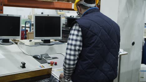 trabajador masculino concentrado que coloca la máquina de impresión