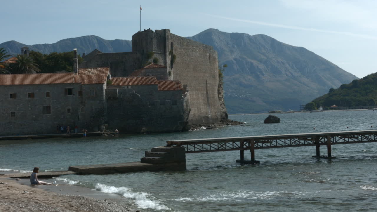 몬테네그로 (montenegro) 의 부드바 (budva) 옛 도시, 해변에서 해안 풍경
