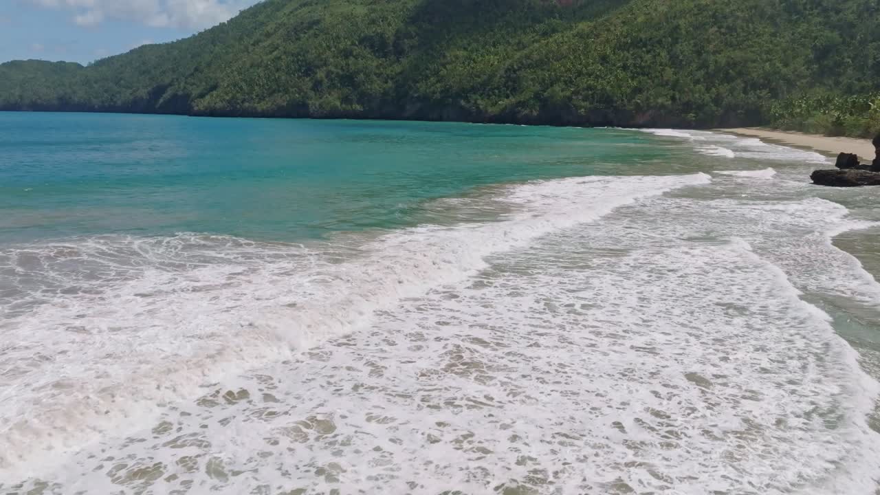 Toma de avance de Playa El Valle en Samaná, República Dominicana - vista de dron