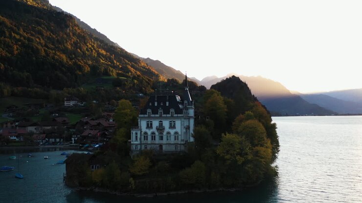 Ripresa aerea rotante cinematografica del Castello di Iseltwald sul Lago di Brienz in Svizzera in autunno