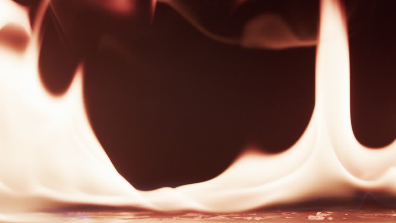 video de llamas de fuego amarillas y espacio de copia en fondo negro