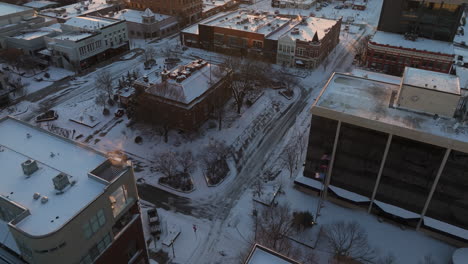 la universidad de arkansas, fayetteville, en el centro de la ciudad al atardecer en el noroeste de arkansas.