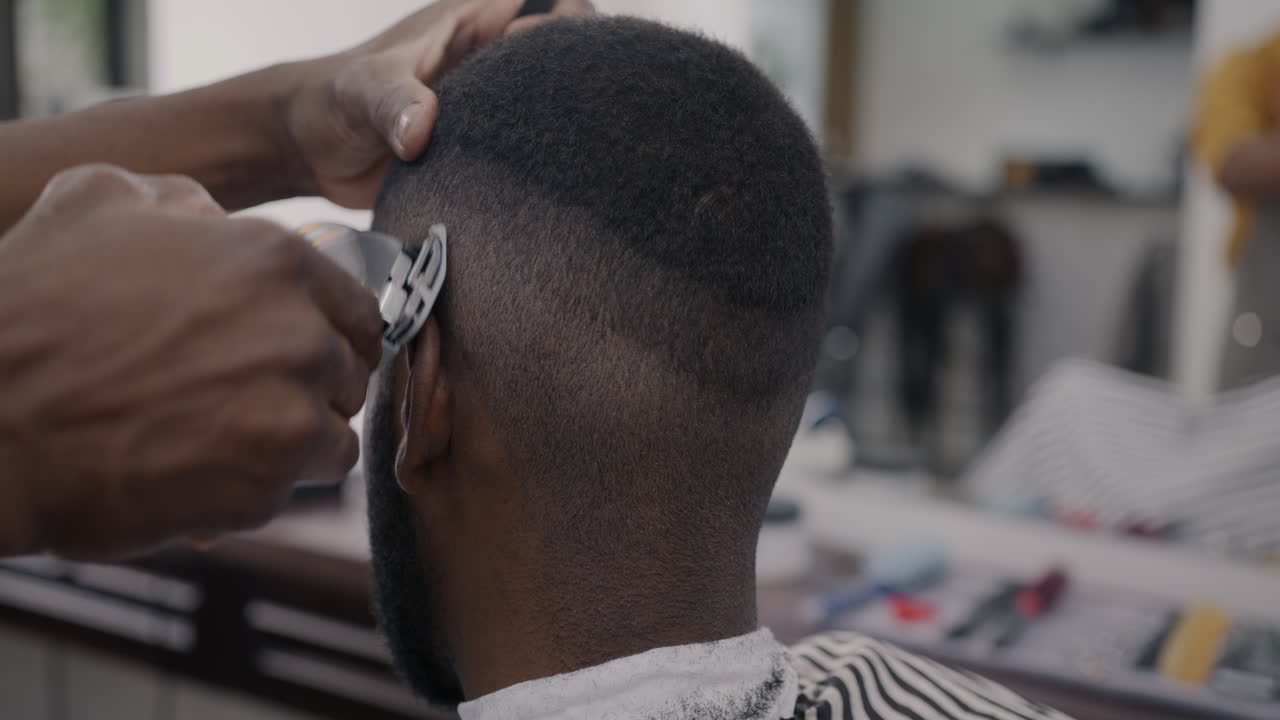 un hombre se corta el cabello en la barbería.