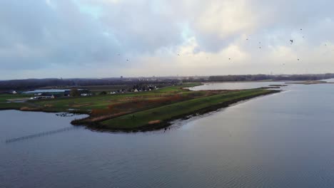 vista aérea de pájaros volando sobre la reserva natural de crezeepolder en ridderkerk en países bajos junto al río noord