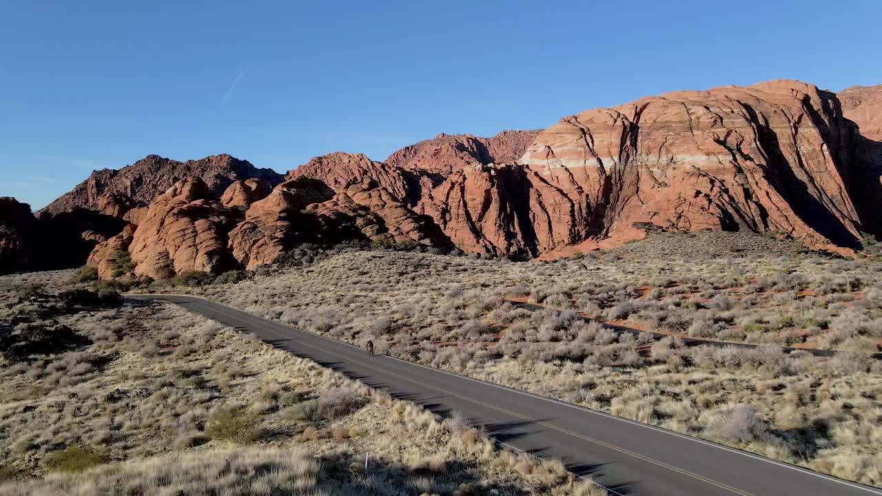 눈 협곡 주립 공원, 유타, 무인 항공기 앞으로 회전 샷에서 도로에 자전거 타는 사람의 공중보기