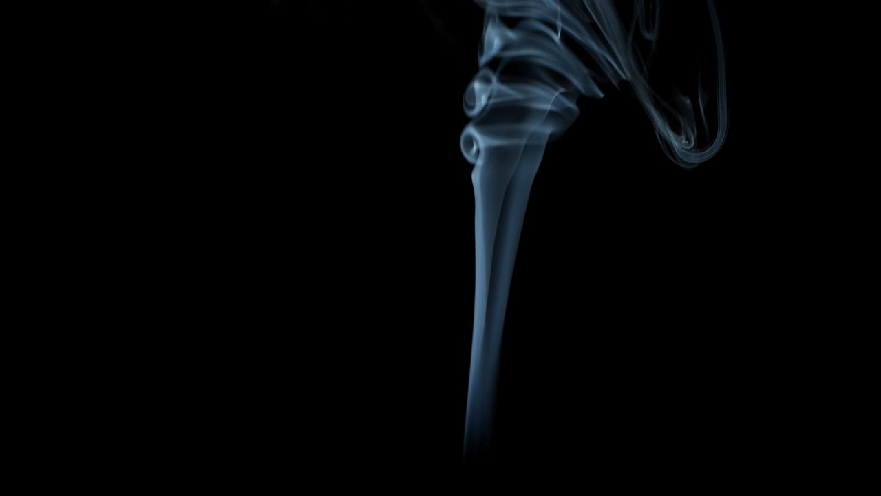 검은 바탕에 회색 연기가 있습니다.