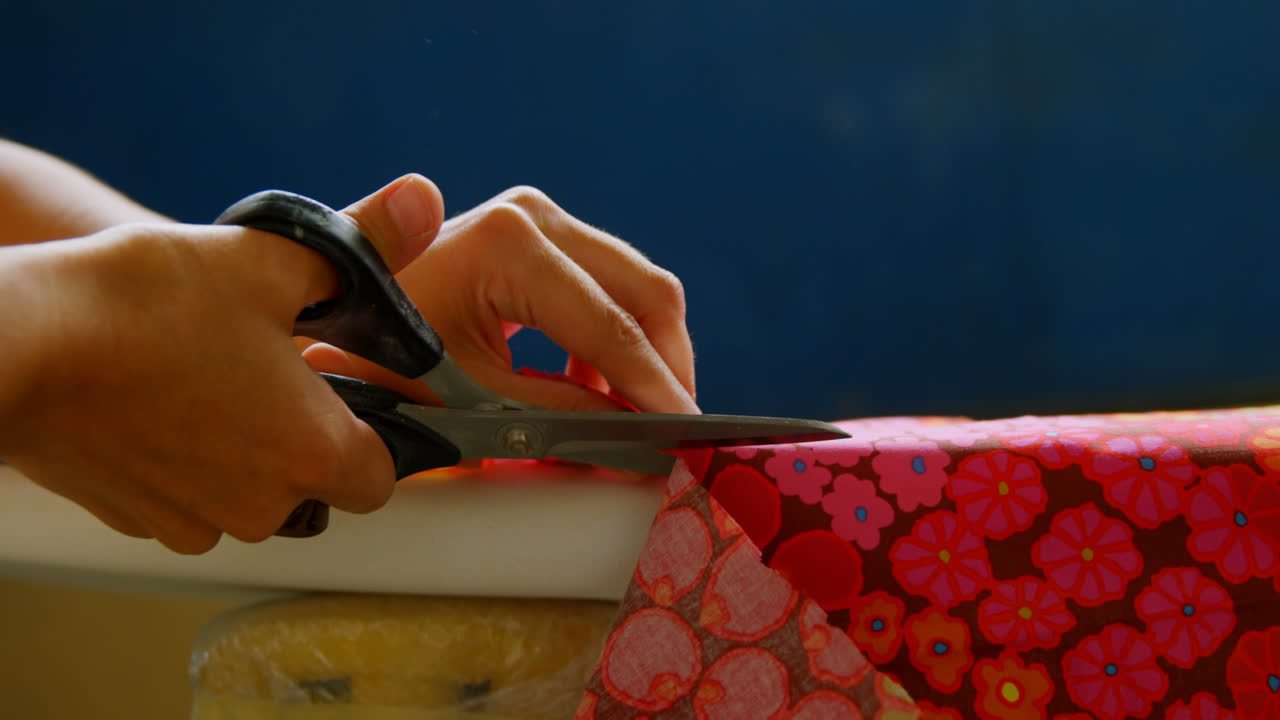 donna che taglia tessuto per tavola da surf 4k
