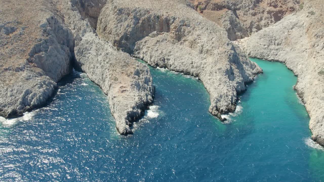 cove beach está rodeada de formaciones rocosas en seitan limania, península de akrotiri, cerca de la región de chania, isla de creta, grecia