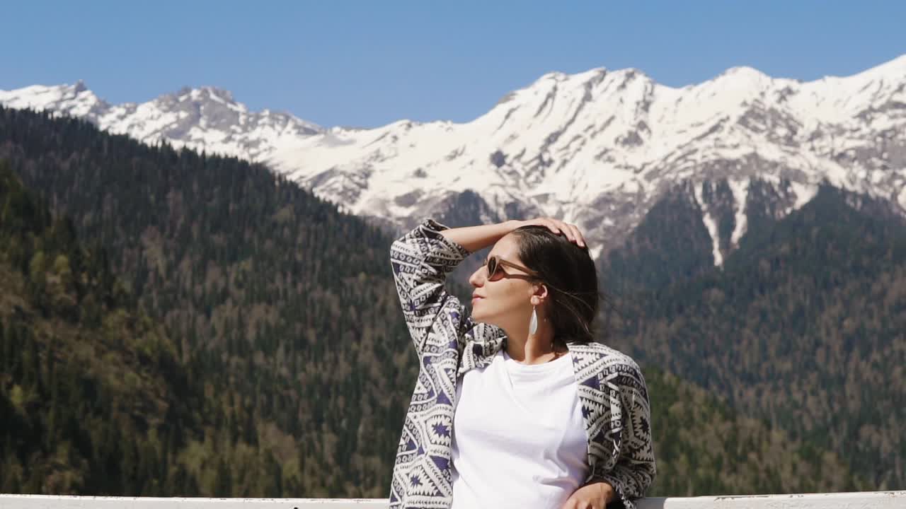 눈 인 산 들 의 전망 을 즐기는 여자
