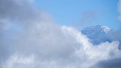 에콰도르의 북부 안데스 산맥에 있는 눈 덮인 안티사나 화산 주변의 구름