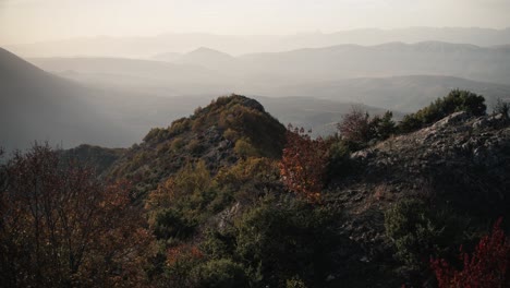 Vista-Del-Paisaje-Otoñal-Macedonio-Desde-La-Cima-De-La-Montaña