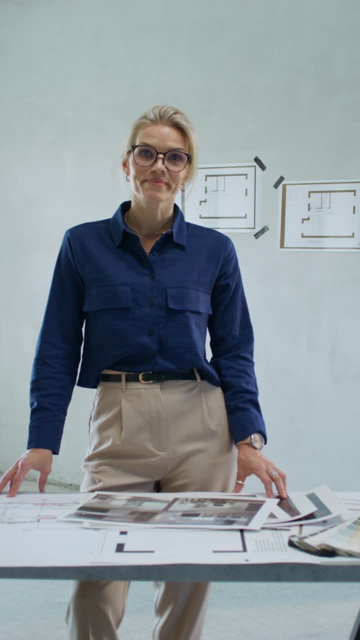 arquitecto que revisa los planes de diseño