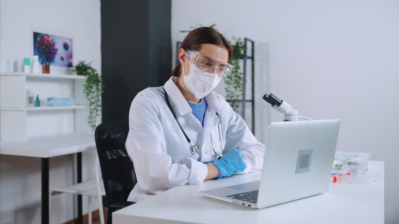 científica en un laboratorio usando una computadora portátil