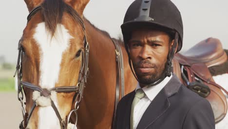 hombre afroamericano con su caballo de doma