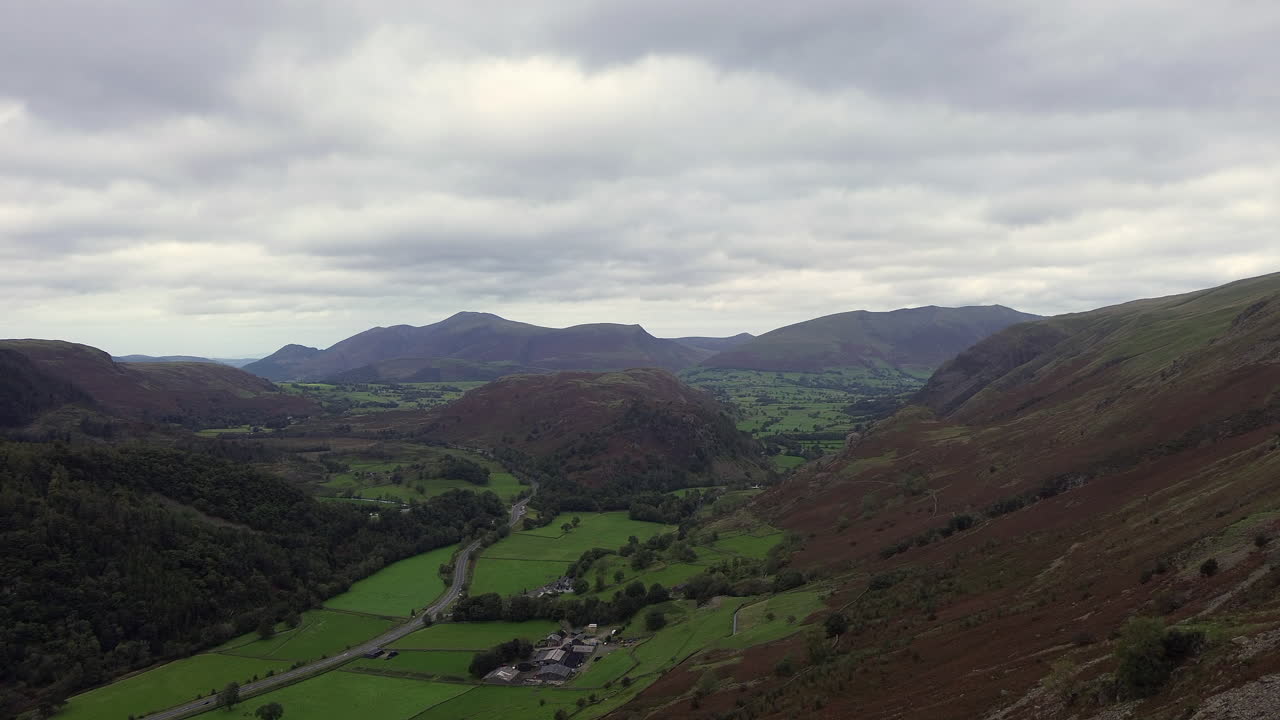 thirlmere, lake district에 의해 느리게 상승하는 항공 영상